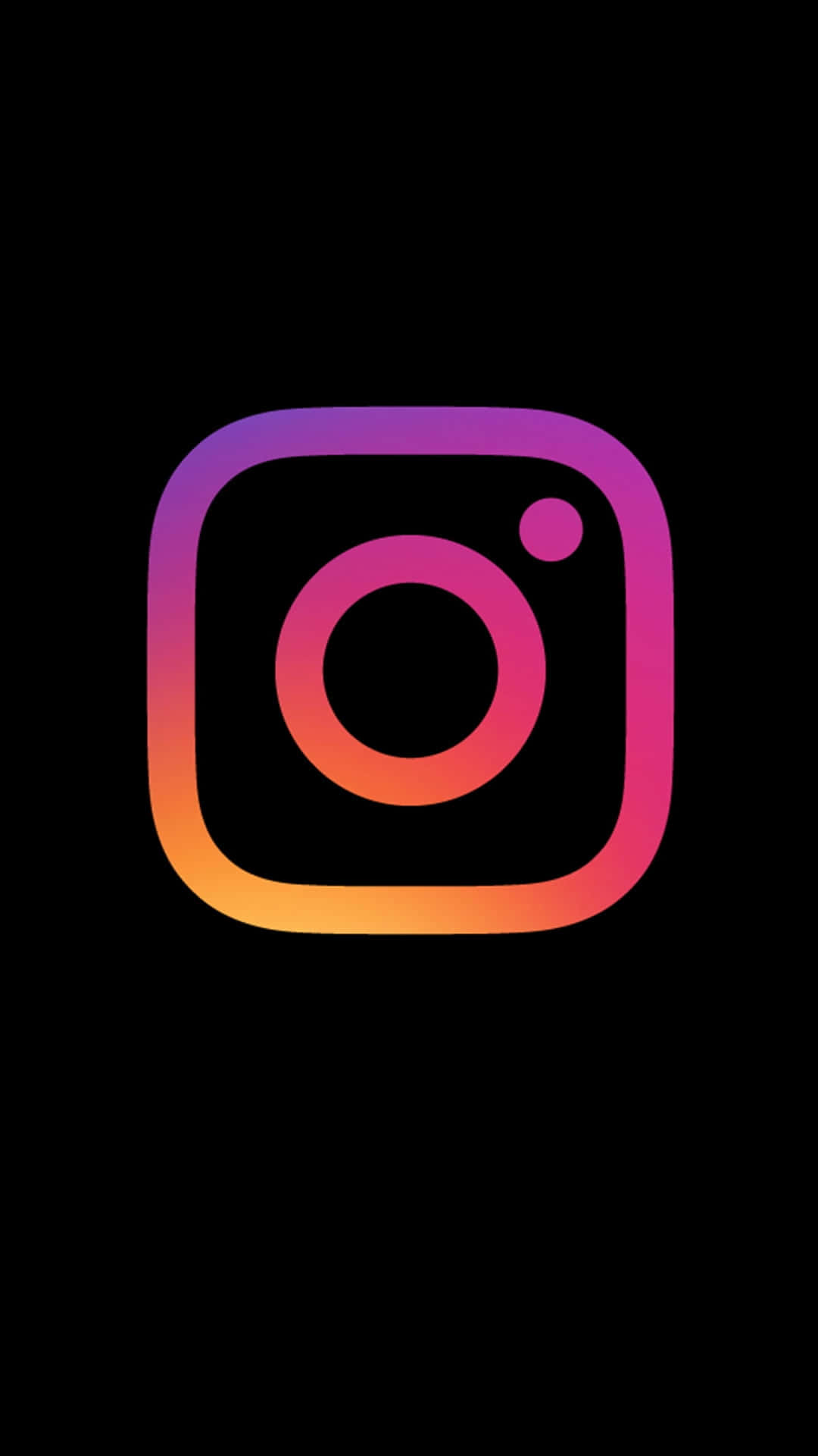 Instagram 桌布 壁紙 — Instagram 標誌在黑色背景上發出漸變紫色、橙色、粉紅色的光芒。