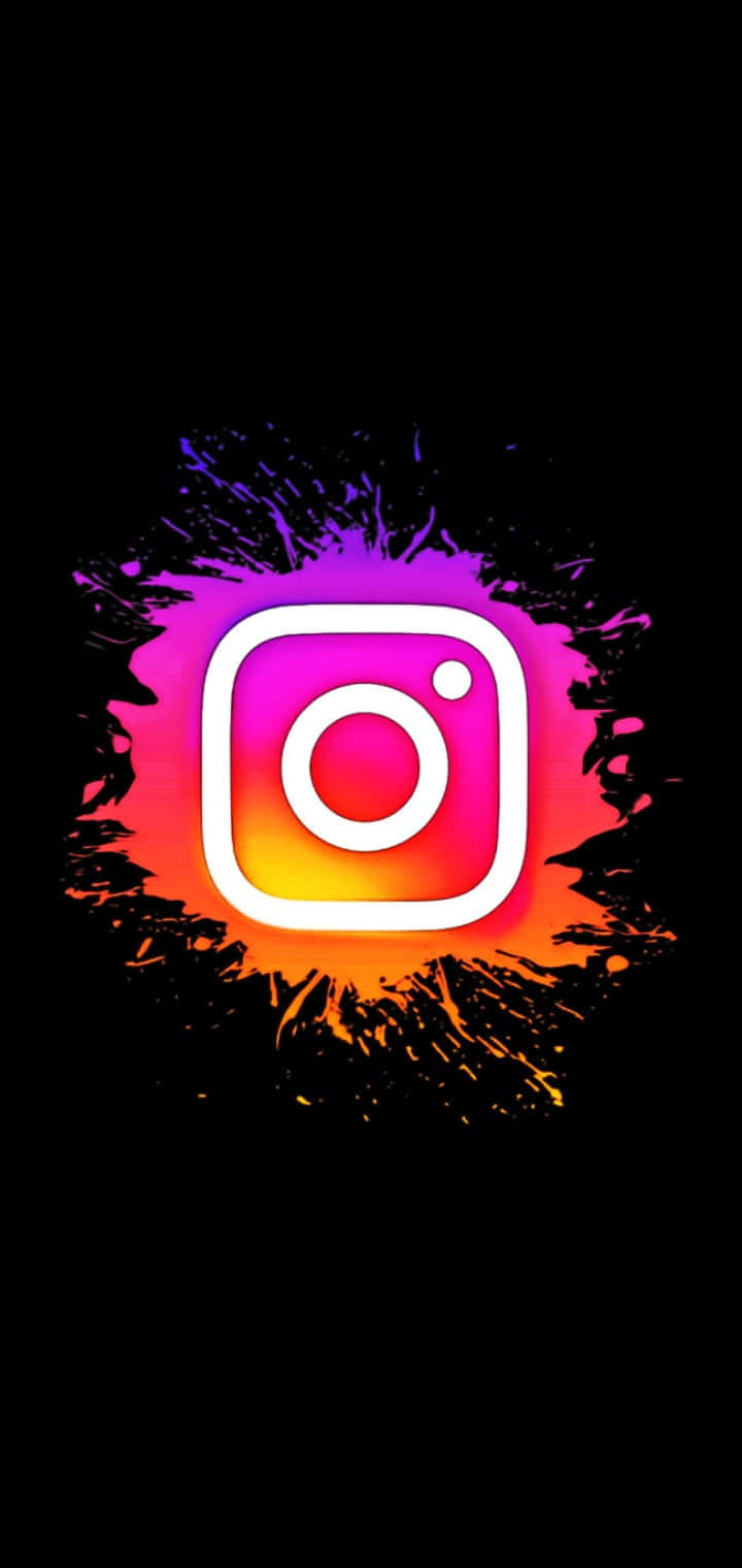 Instagram 桌布 壁紙 — Instagram 標誌在黑色背景上閃耀著火橙色和紫色的油漆飛濺效果。