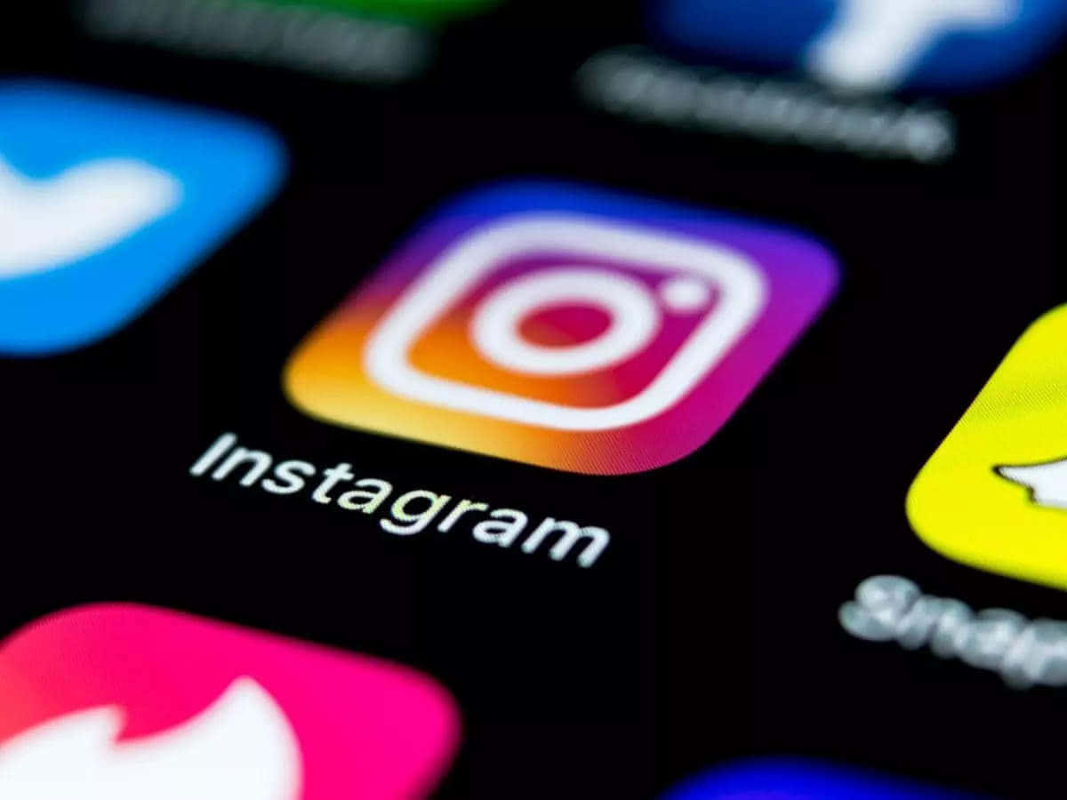 Instagram 標誌顯示在智慧型手機上 壁紙