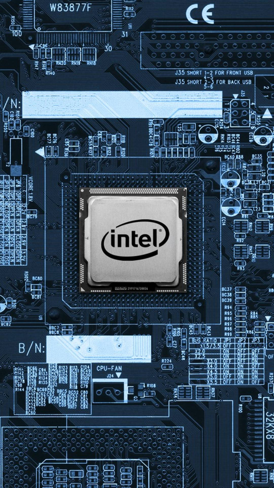 Circuit 桌布 壁紙 — Intel CPU 特寫，位於詳細的藍色主機板中央，帶有電路和組件標籤。