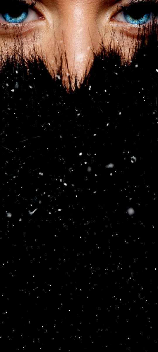 黑色背景上雪花飄落，一雙強烈藍眼睛的特寫