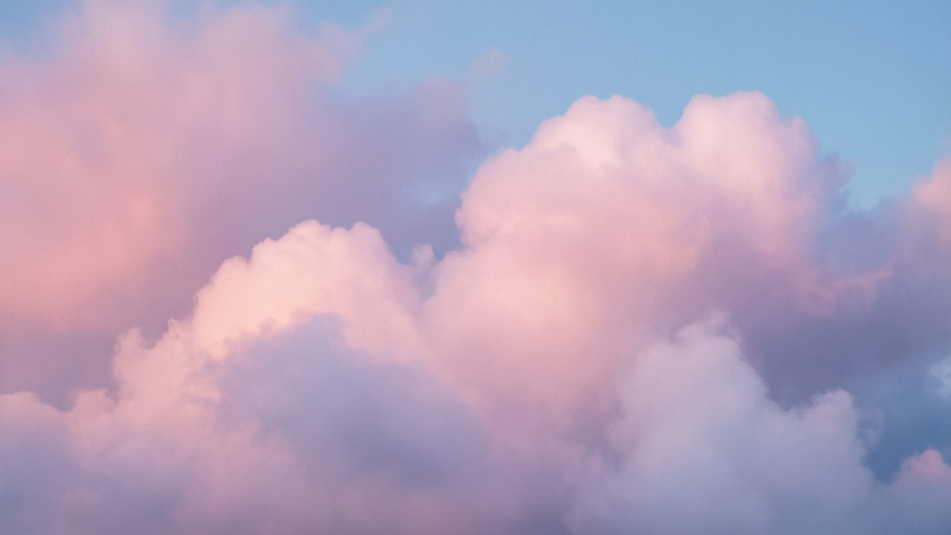 iOS 8 柔和雲彩 壁紙 — 柔和的粉紅色和薰衣草色雲朵在寧靜的暮色天空中飄移，帶有柔和的漸變。