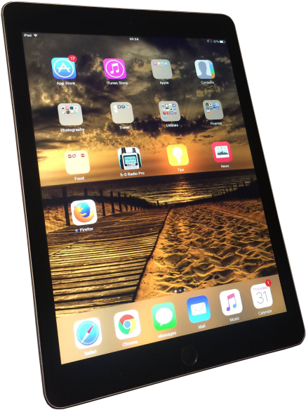 iPad Pro 桌布 壁紙 — iPad 顯示日落海灘桌布，木製棧道在戲劇性的雲層下通往金色沙灘。
