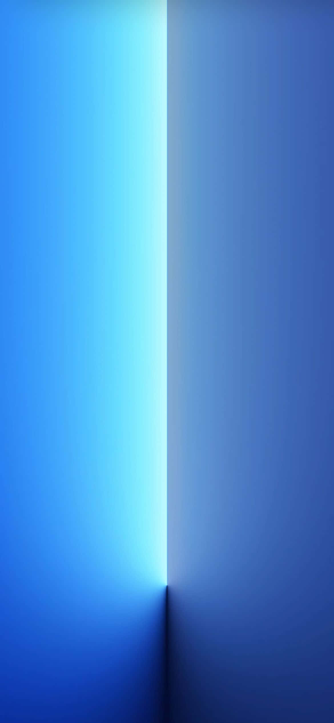 「快來看看全新iPhone 13 Pro」 壁紙 — 垂直藍色光漸變分隔兩種藍色調的極簡抽象構圖。