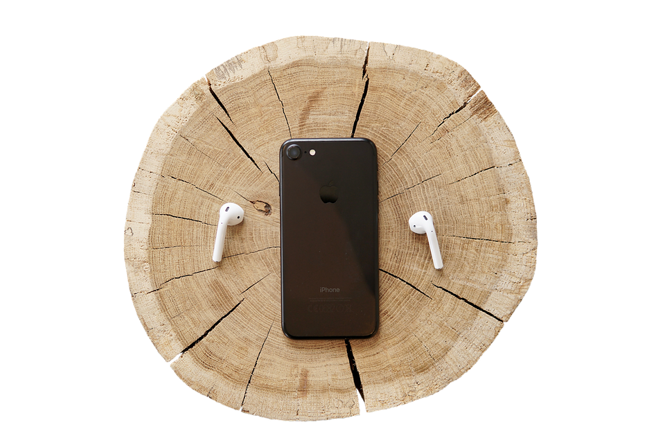 iPhone 與 AirPods 在木樁上 壁紙