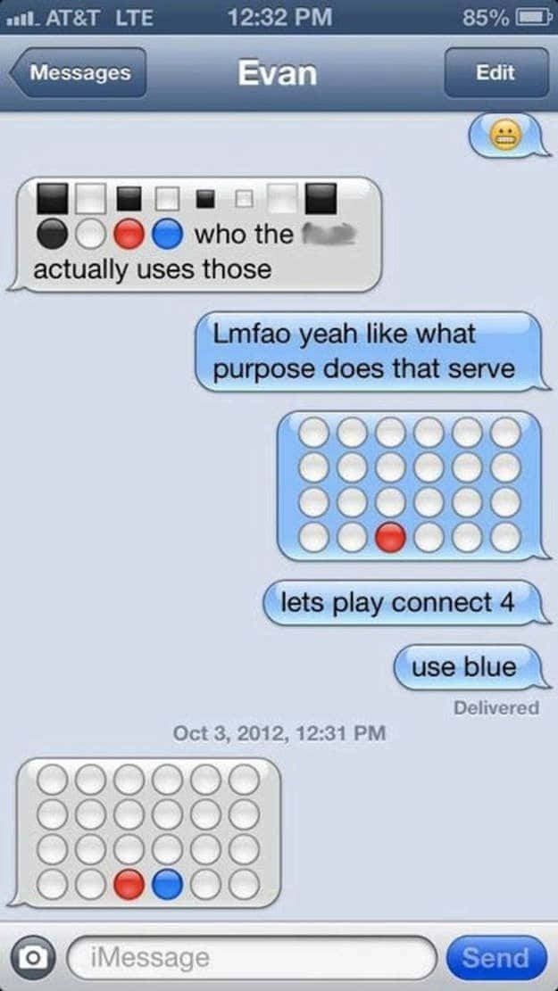 text 桌布 壁紙 — iPhone iMessage 對話的螢幕截圖，顯示一個帶有紅色和藍色棋子的 Connect Four 遊戲以及幽默的文字訊息。