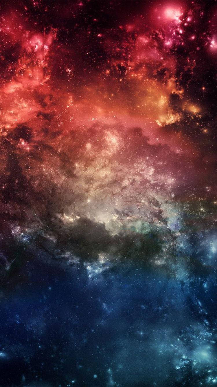 紅藍銀河 iPhone SE 壁紙 — 在星場下，宇宙星雲旋轉著火紅和深藍色。