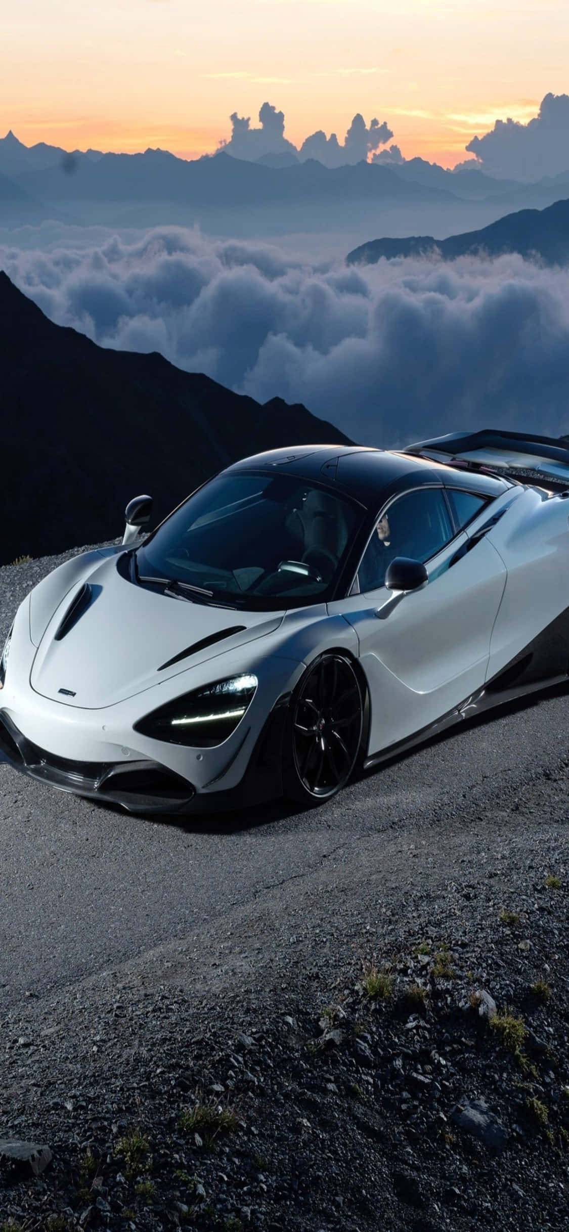 科技最速組合 - iPhone XS 與 McLaren 720s 壁紙