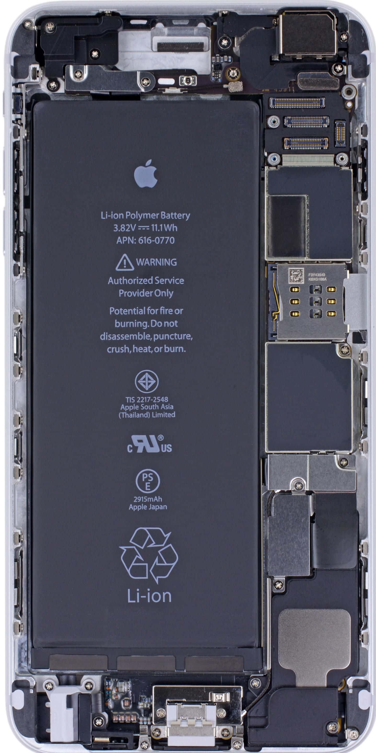 手機 桌布 壁紙 — iPhone 內部暴露，顯示電池電路和組件，並印有規格。