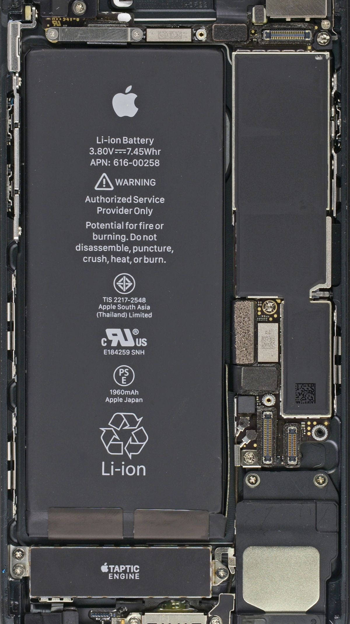 高清 桌布 壁紙 — iPhone 內部組件的特寫，顯示電池電路板和周圍硬體。