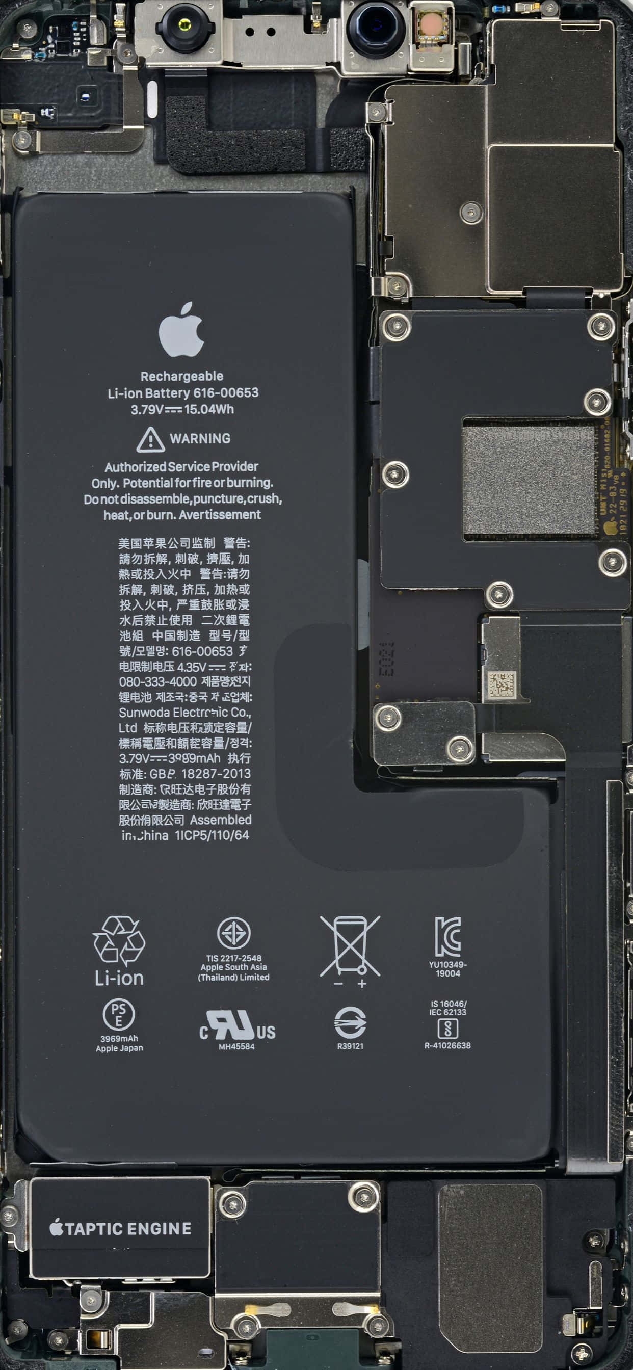 Inside iPhone 桌布 壁紙 — iPhone 內部組件的特寫，顯示電池電路板和 Taptic Engine。