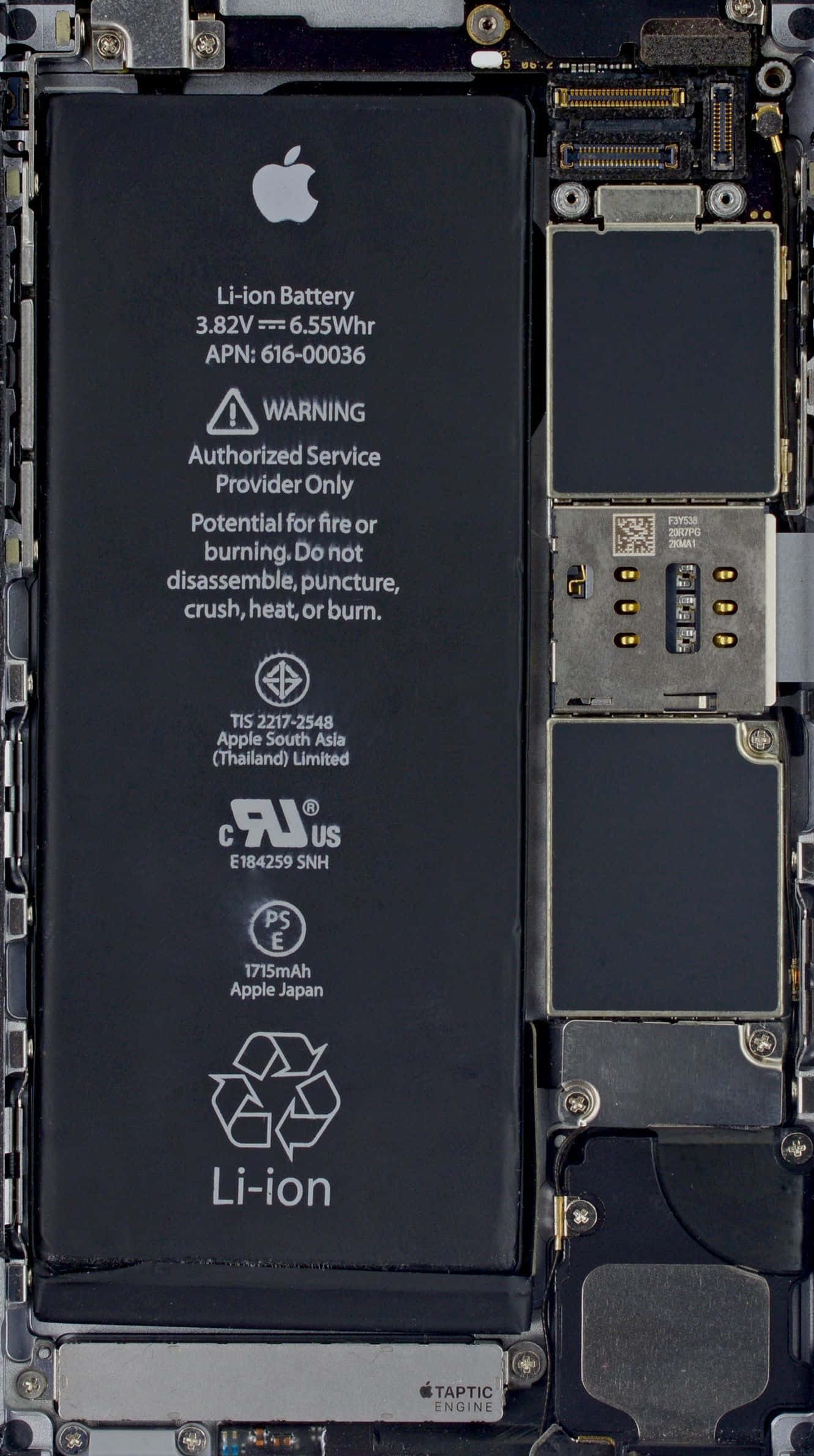 手機 桌布 壁紙 — iPhone 內部組件的特寫，顯示帶有 Apple 標誌和警告標籤的黑色鋰離子電池。