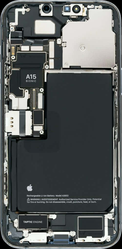 手機 桌布 壁紙 — iPhone 內部零件曝光，顯示 A15 Bionic 晶片、電池、相機及觸覺引擎組件。