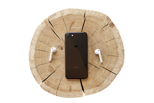iPhone 與 AirPods 置於木質背景上