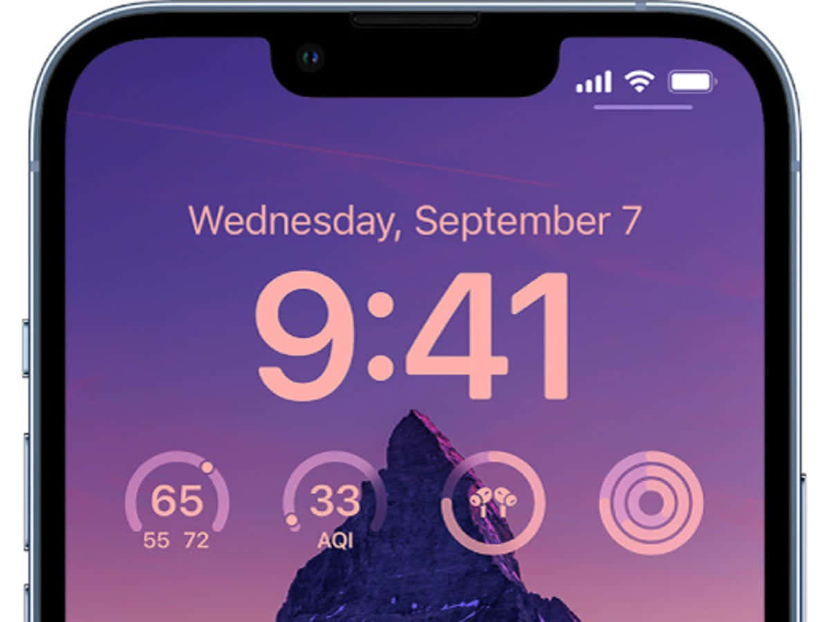 iPhone 桌布 壁紙 — iPhone 鎖定畫面顯示時間、天氣和日期，背景為紫色山脈日落桌布。