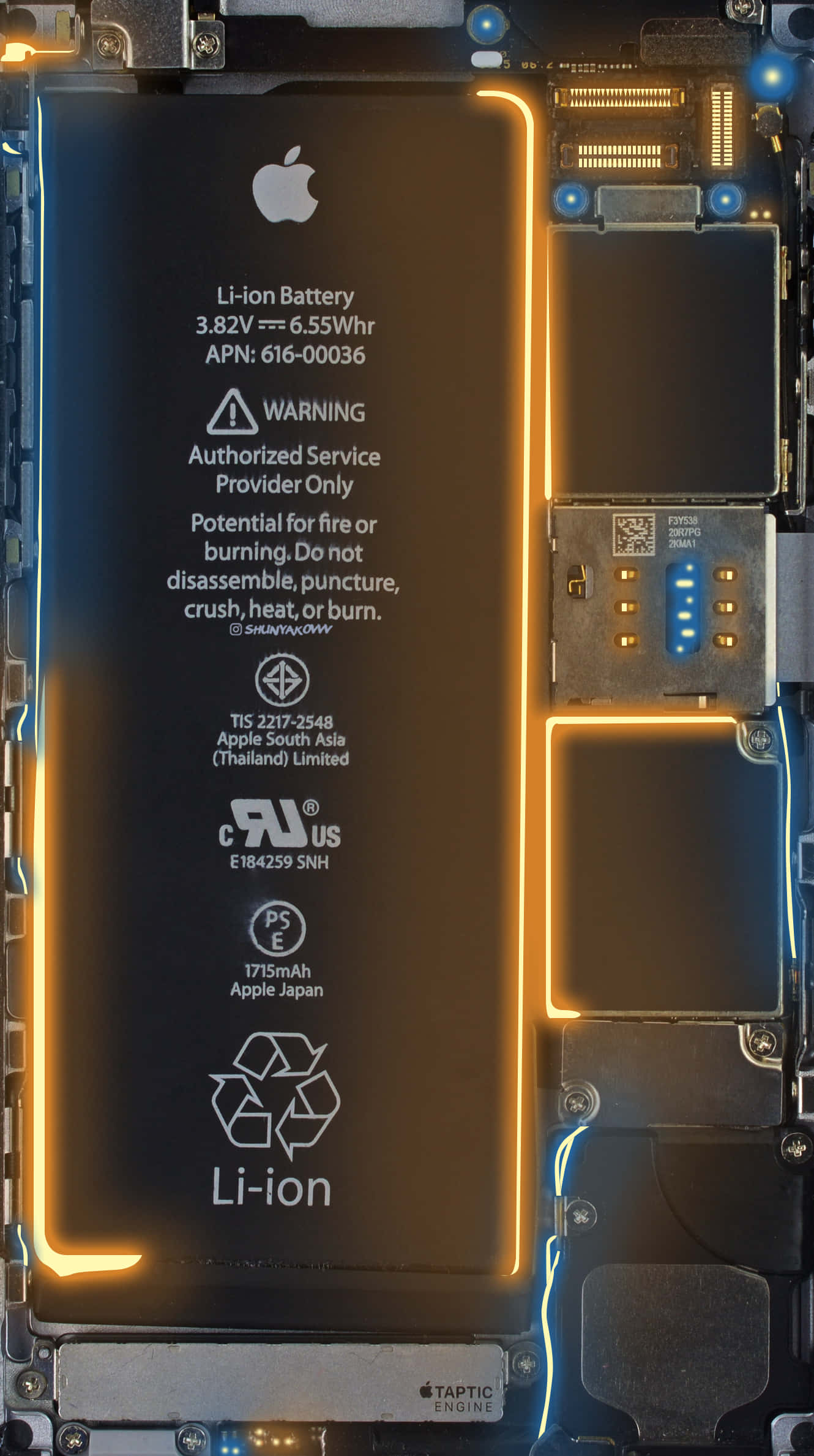 手機 桌布 壁紙 — iPhone 電池特寫，帶有發光的橙色電路和 Apple 標誌，背景為深色內部零件。