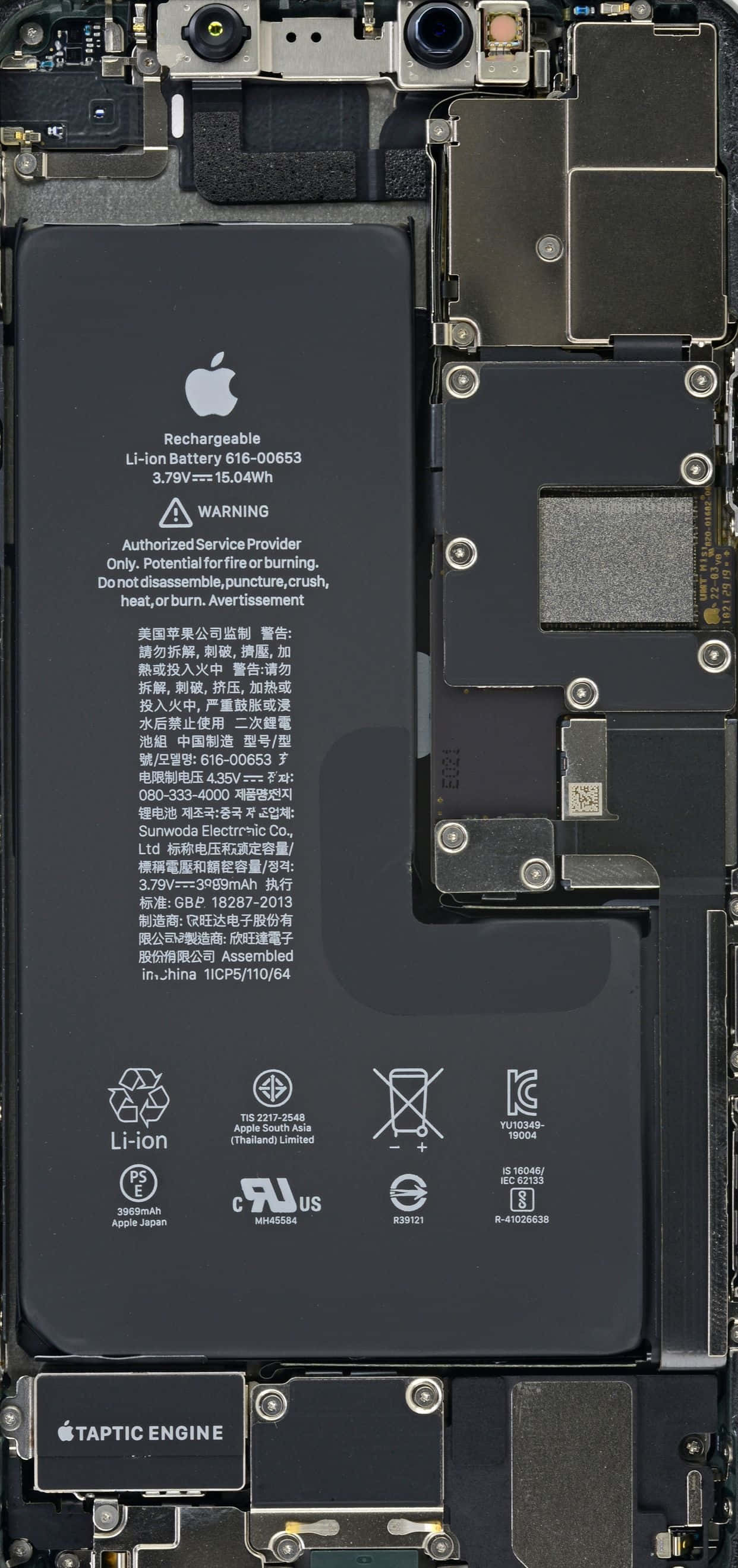 iPhone 11 Pro Max 桌布 壁紙 — iPhone內部元件的特寫，顯示電池電路板和周圍的硬體。
