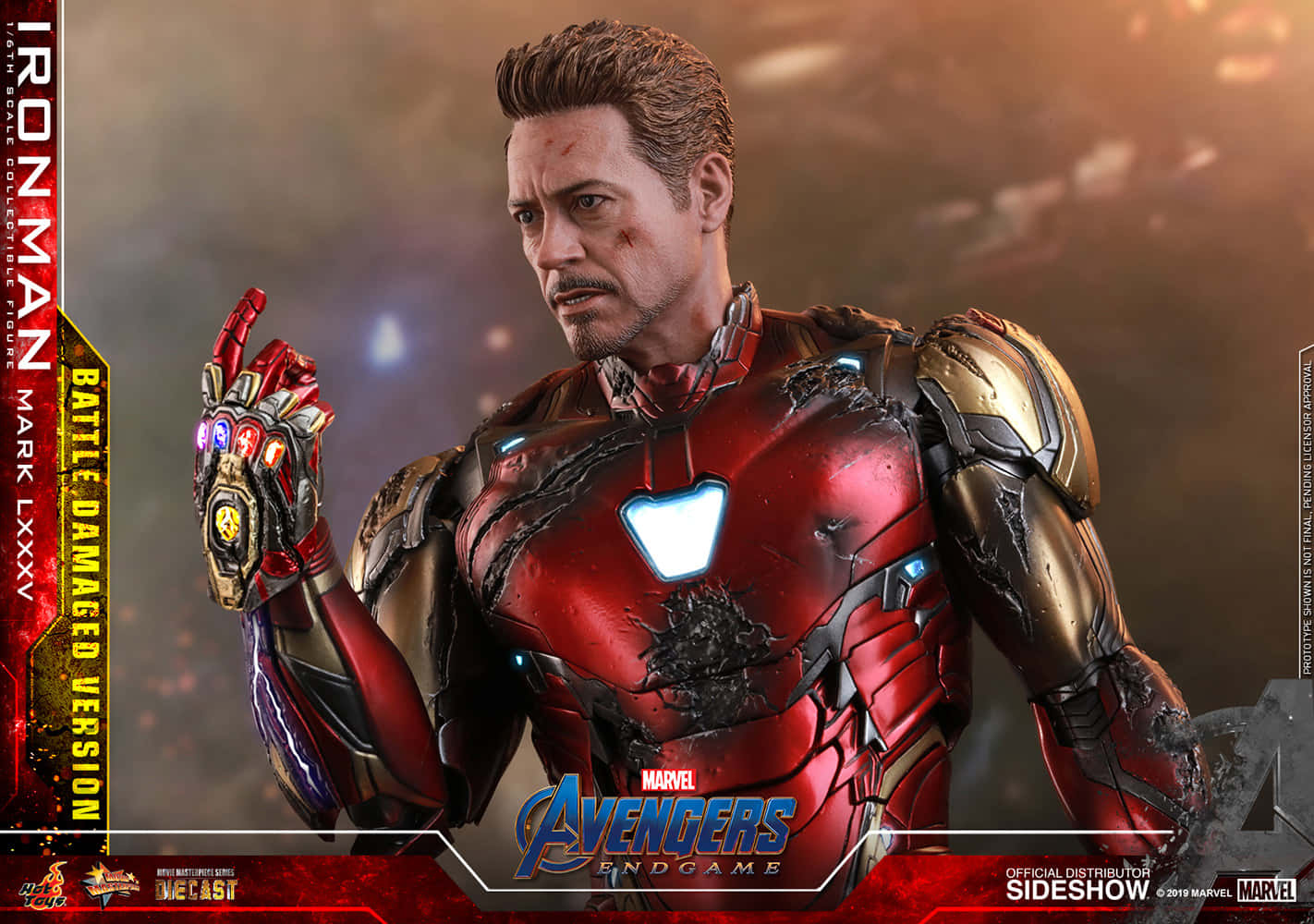 鋼鐵人 桌布 壁紙 — Iron Man 身穿戰鬥損壞的裝甲，發光的弧形反應器和手套，站在煙霧繚繞的火熱背景前。