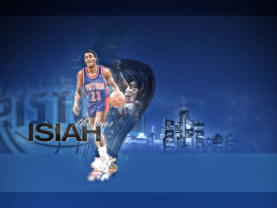 身穿活塞隊球衣的籃球運動員 Isiah Thomas 在夜間城市天際線背景下運球。 — NBA 壁紙