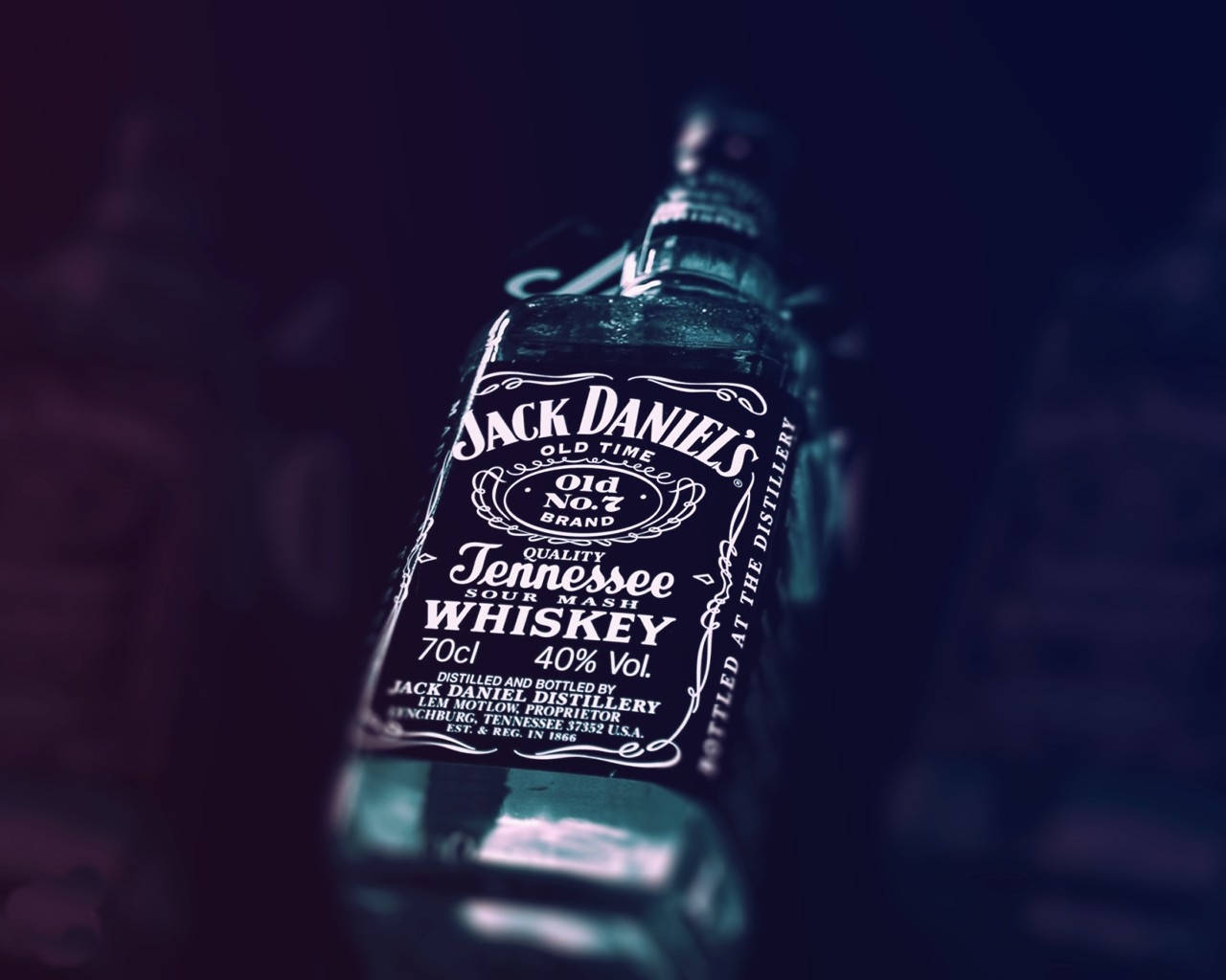 飲料 桌布 壁紙 — Jack Daniel's 威士忌酒瓶的特寫，帶有深藍色調和淺景深。