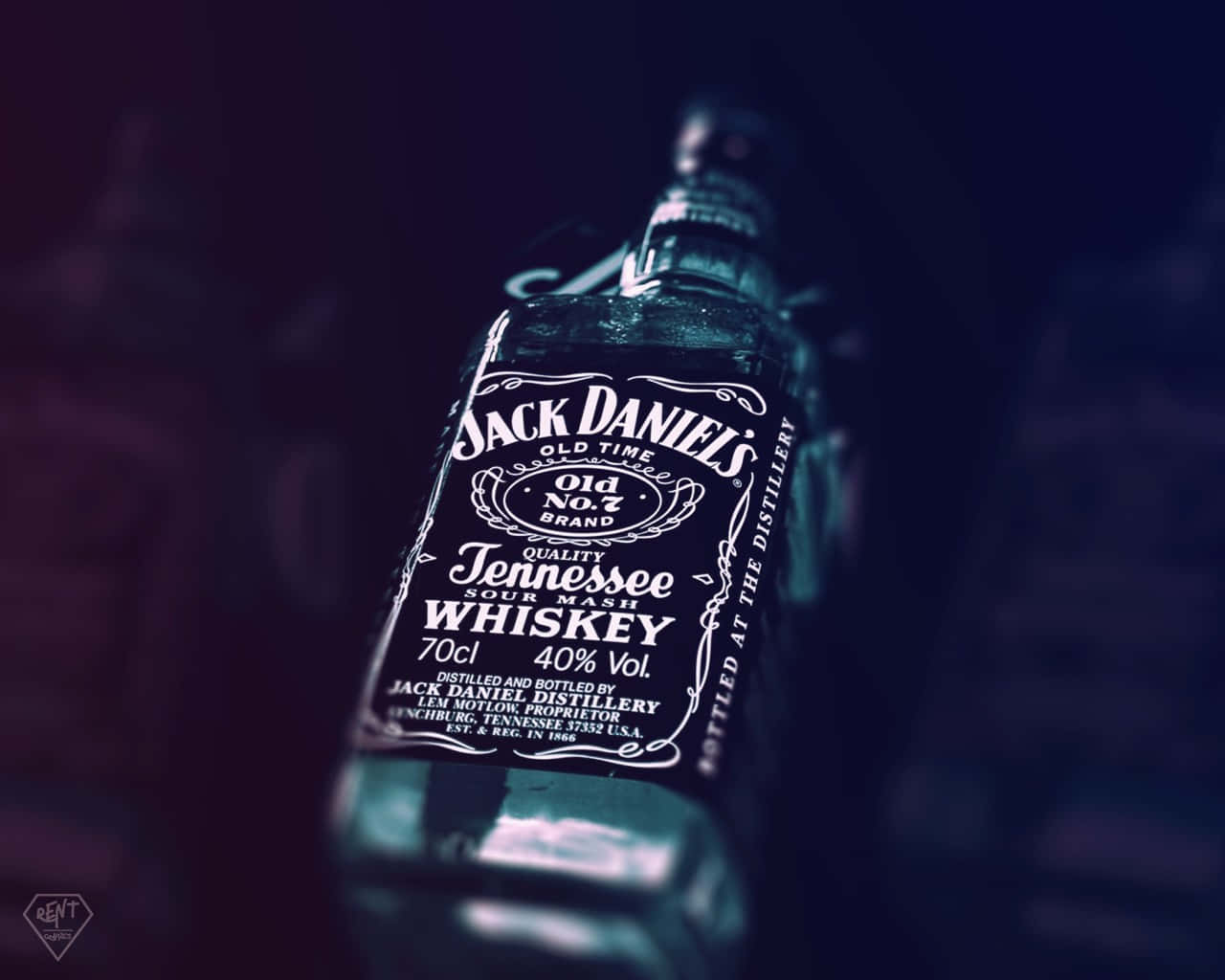 桌布 壁紙 — Jack Daniel's 威士忌酒瓶的特寫，在黑暗模糊的背景中散發著冷藍色的光芒。