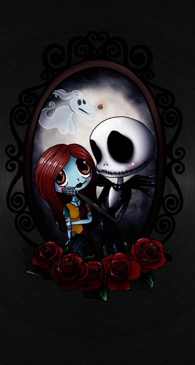 傑克·史克林頓 桌布 壁紙 — Jack Skellington 和 Sally 在滿月下擁抱，周圍是華麗的黑色捲曲花紋，下方有紅玫瑰。
