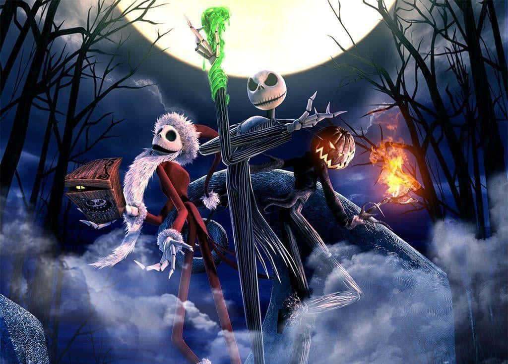 Jack Skellington 和 Sally 在夜晚的詭異森林中，伴隨著發光的火焰。 — 聖誕夜驚魂 GIF 壁紙