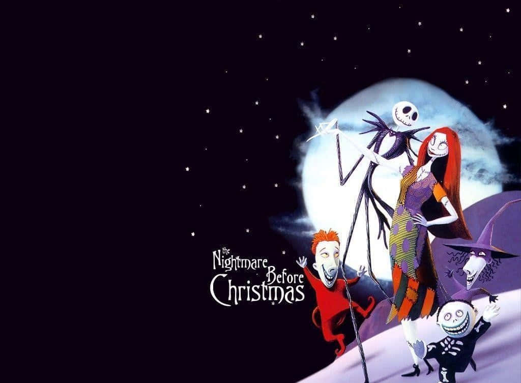 聖誕夜驚魂 桌布 壁紙 — Jack Skellington 和 Sally 站在白雪覆蓋的山丘上，滿月之下，與 Zero 及其他角色一起營造出詭異而節日氣氛的夜景。