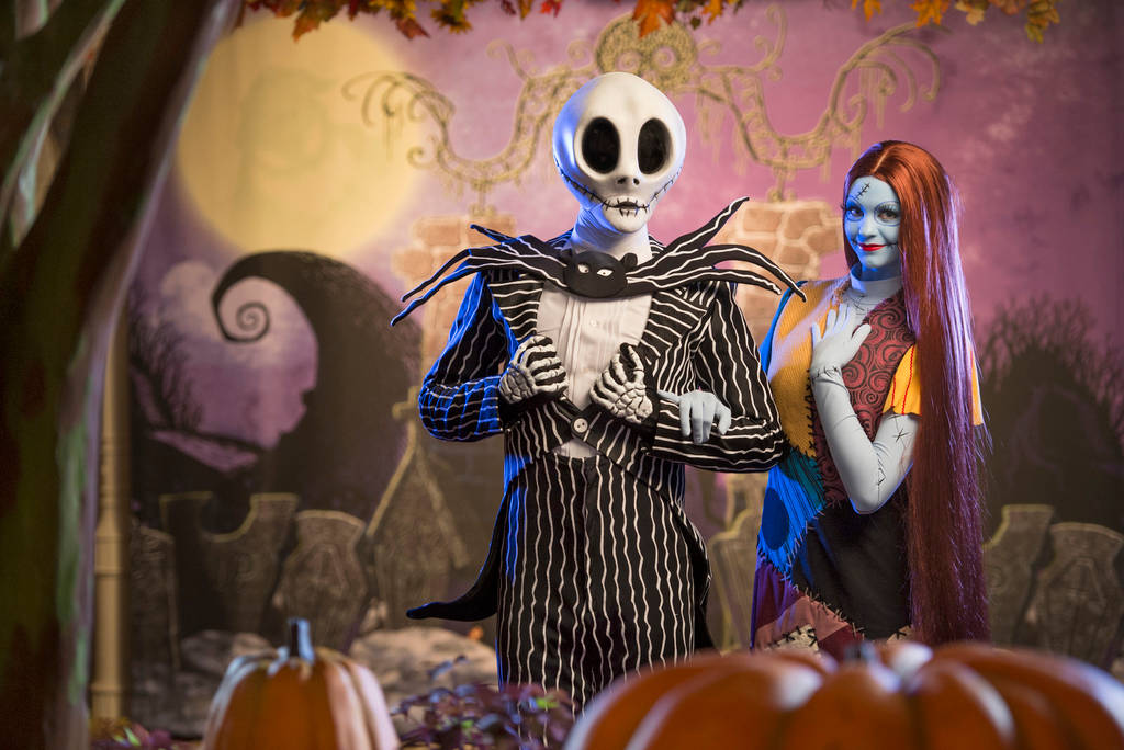 迪士尼萬聖節 桌布 壁紙 — Jack Skellington 和 Sally 一起站在一個以萬聖節為主題的場景中，有南瓜和秋葉。