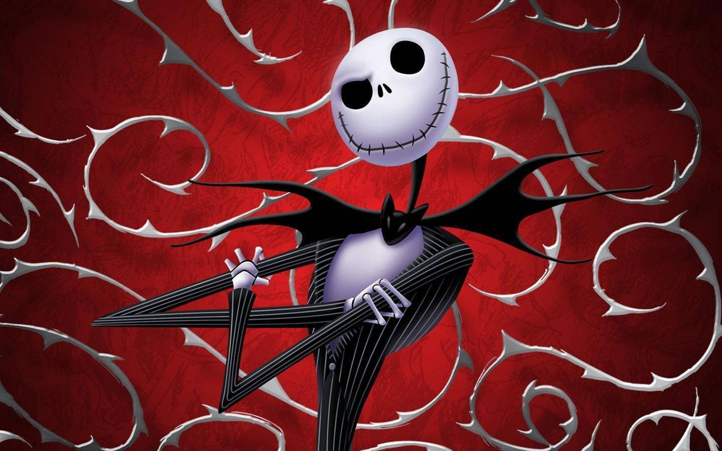傑克·史克林頓 桌布 壁紙 — Jack Skellington 穿著他標誌性的黑色西裝，在旋轉的紅色和銀色萬聖節主題背景前擺姿勢。