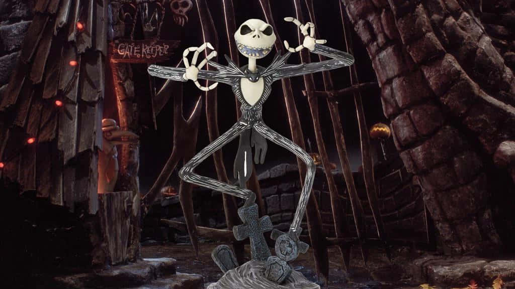 傑克·史克林頓 桌布 壁紙 — Jack Skellington 在一個陰森的萬聖節小鎮大門中，伴隨著發光的傑克南瓜燈和扭曲的木結構，快樂地跳舞。