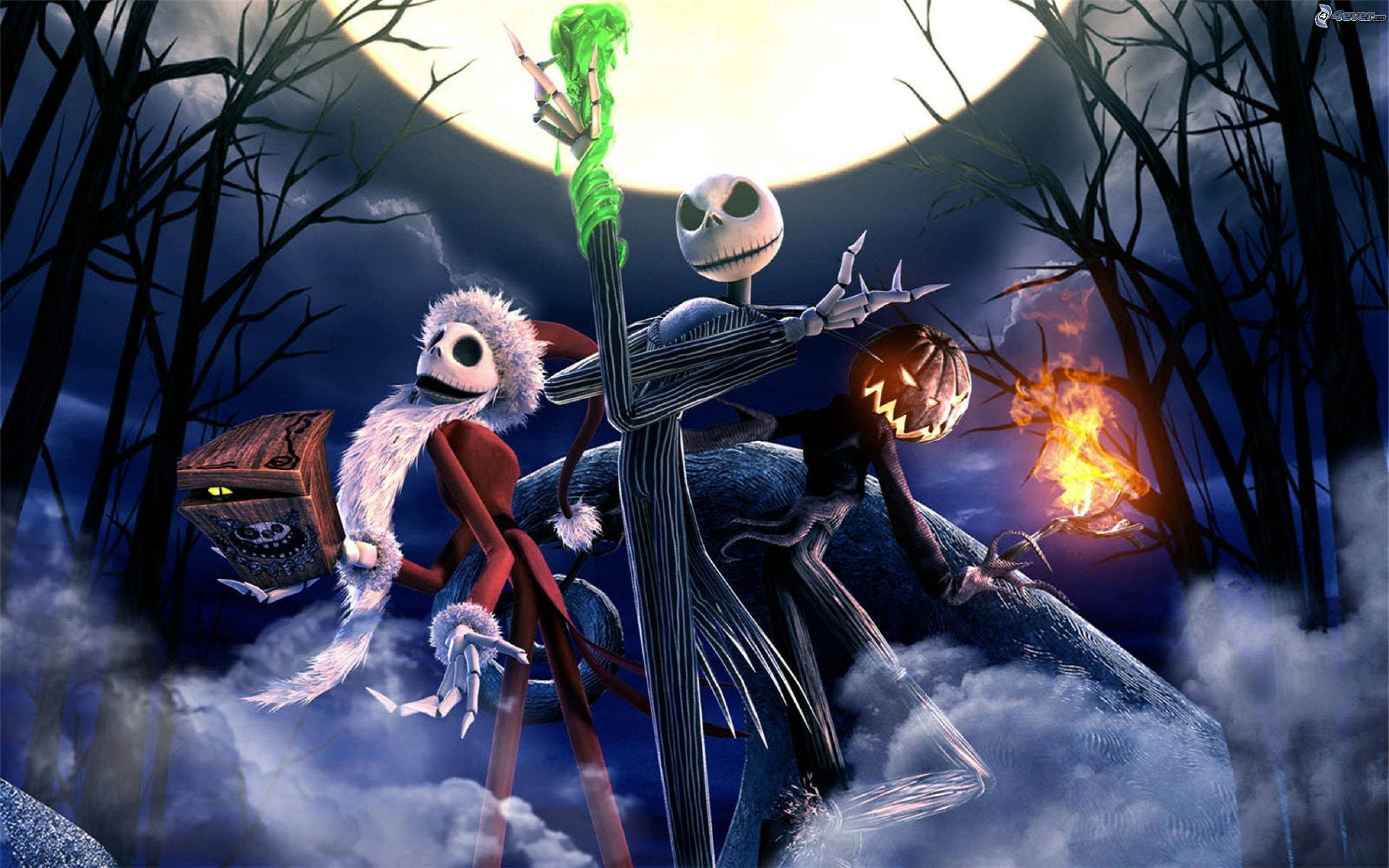 nightmare 桌布 壁紙 — Jack Skellington 和 Sally 站在一個岩石露頭上，滿月下，在一個有光禿樹木和旋轉霧氣的恐怖森林中。