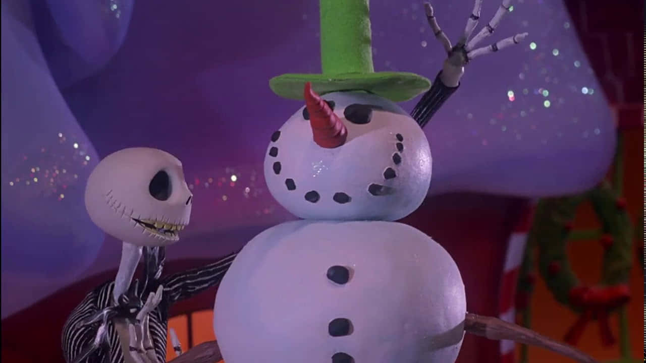 傑克·史克林頓 桌布 壁紙 — Jack Skellington 在一個戴著綠色帽子和紅色胡蘿蔔鼻子的雪人旁邊微笑，背景是閃爍的紫色。