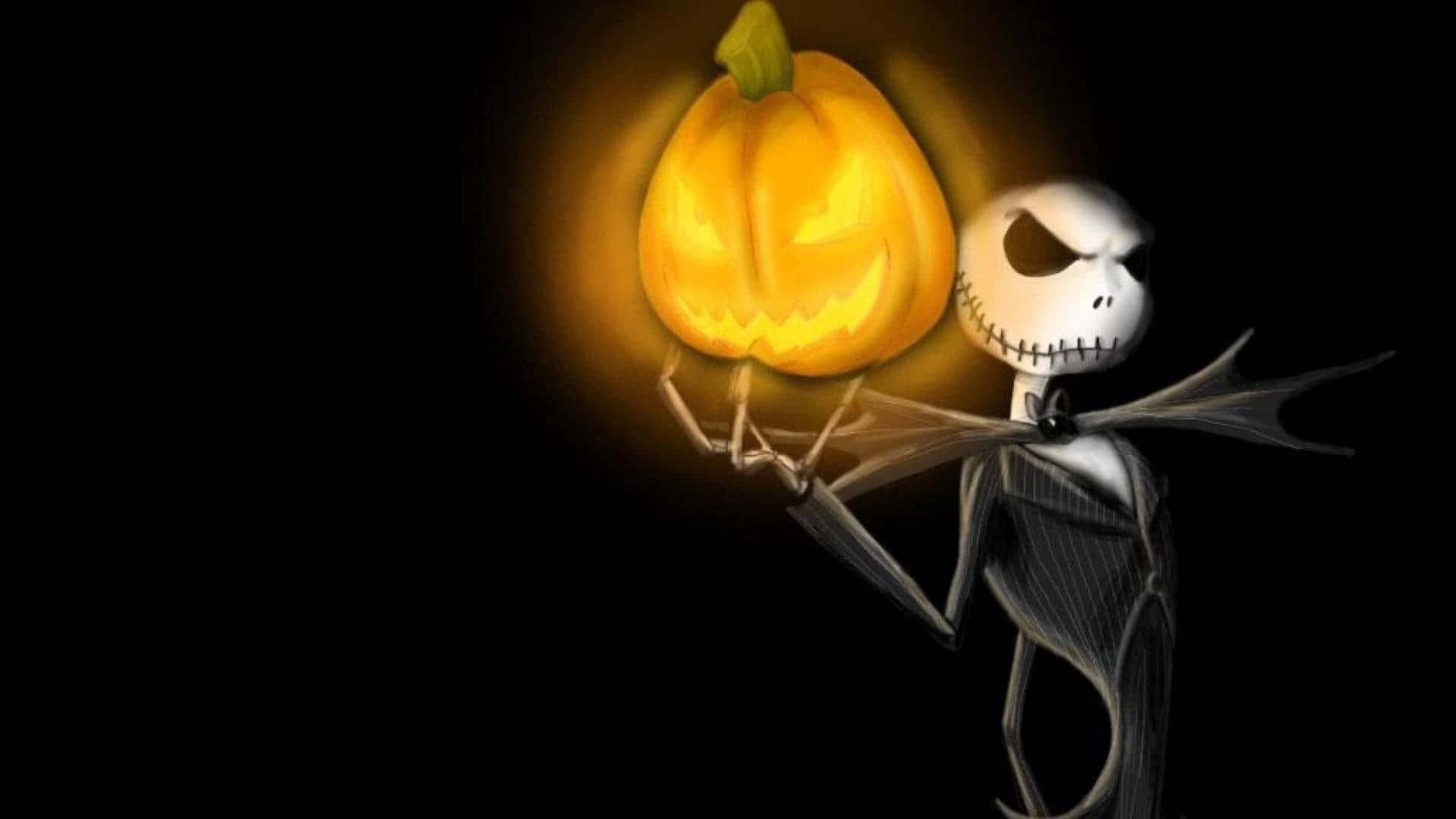 傑克·史克林頓 桌布 壁紙 — Jack Skellington 在黑暗背景前手持發光的傑克南瓜燈，南瓜散發出溫暖的光芒。