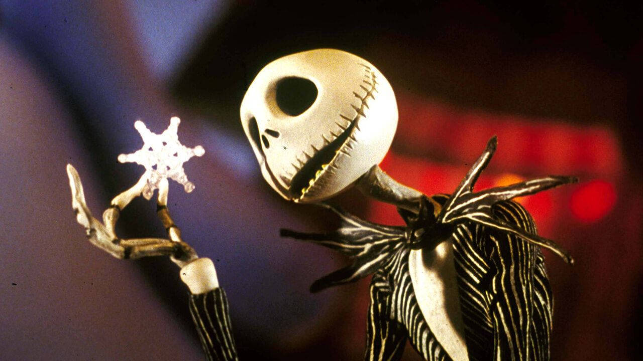 nightmare 桌布 壁紙 — Jack Skellington 在模糊的紅色和藍色背景上拿著一個發光的雪花。