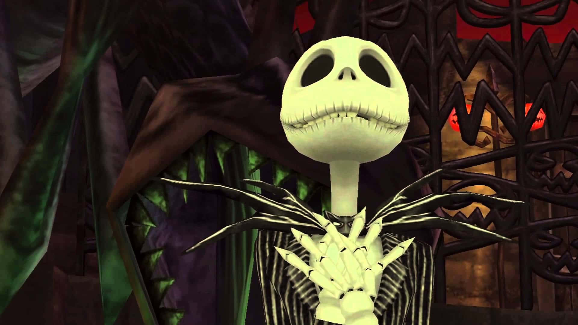 傑克·史克林頓 桌布 壁紙 — Jack Skellington 站在哥德式場景中，在華麗的大門後閃爍著紅色的眼睛，穿著他標誌性的條紋西裝，骷髏手緊握在一起。