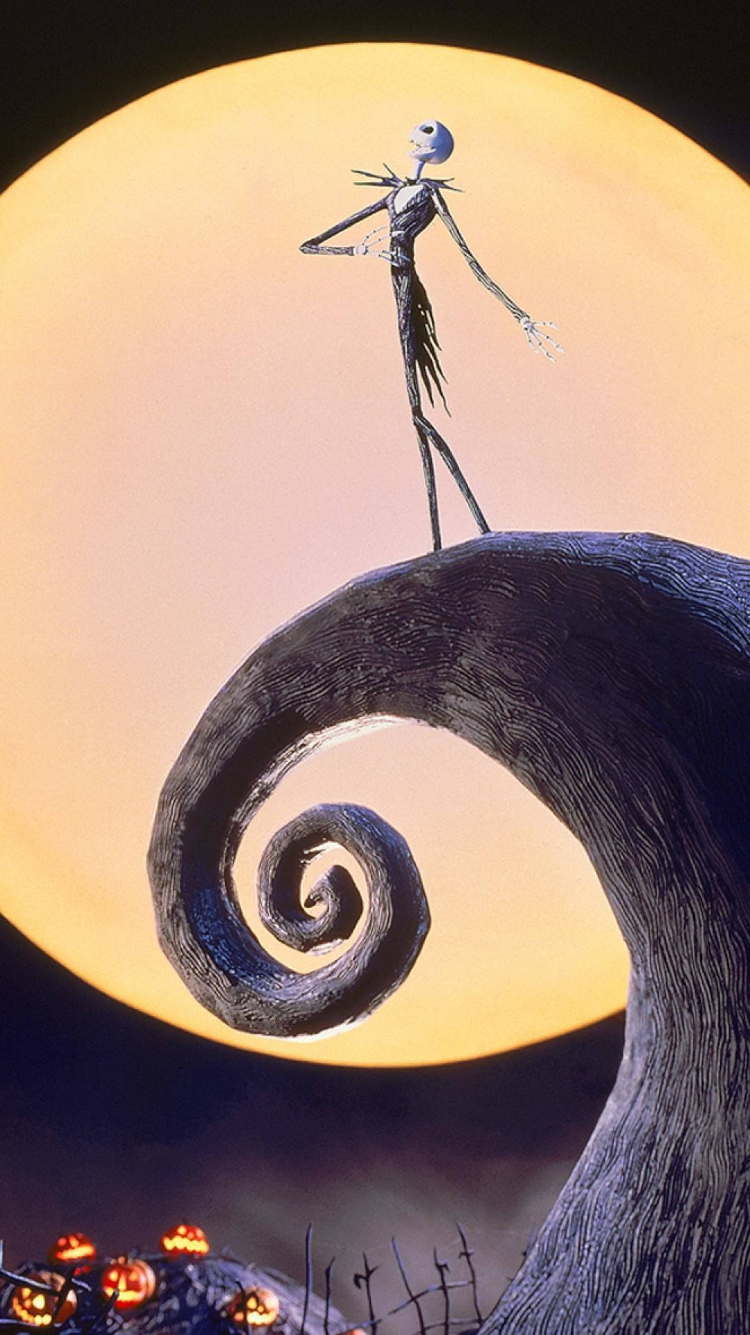 恐怖動圖 桌布 壁紙 — Jack Skellington 站在螺旋形山丘頂端，下方是巨大的橙色月亮和發光的南瓜燈。