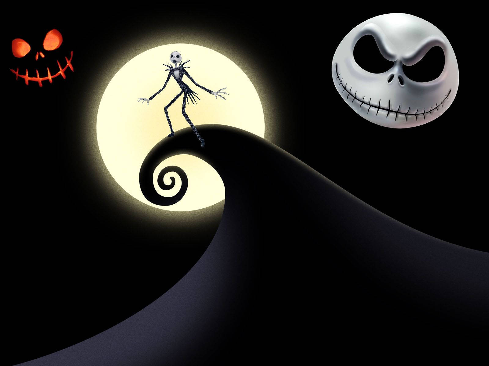 傑克·史克林頓 桌布 壁紙 — Jack Skellington 站在螺旋形山丘頂上，在發光的月亮下，附近漂浮著發光的南瓜燈面孔。
