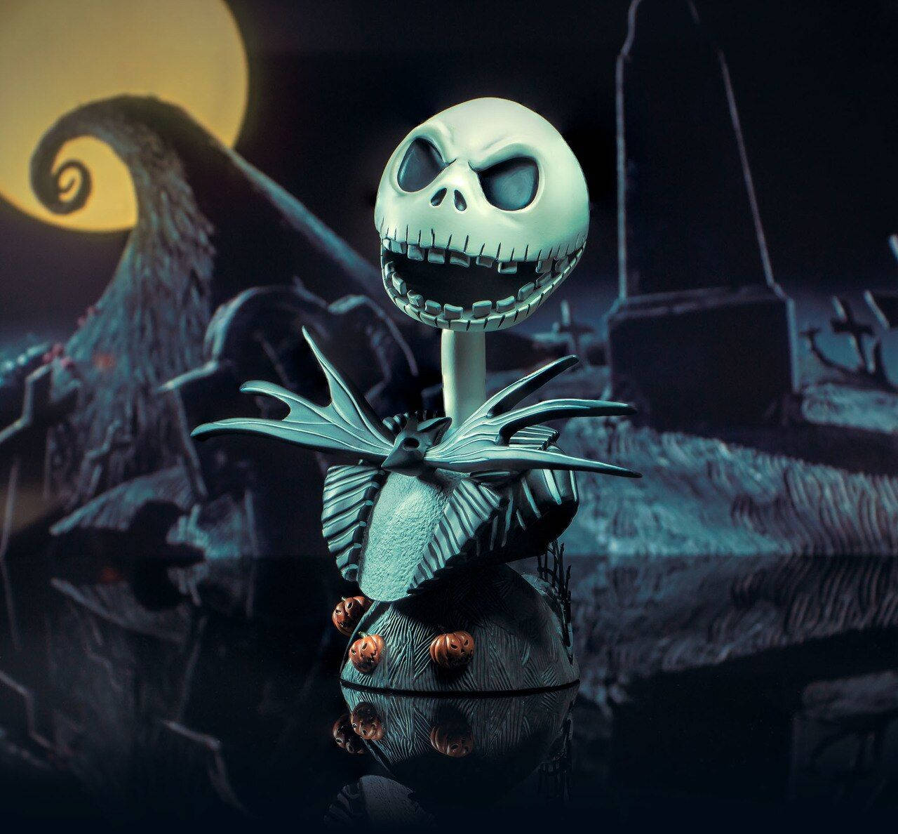 恐怖動圖 桌布 壁紙 — Jack Skellington 站在一個陰森的墓園裡，扭曲的月亮下，腰帶上掛著發光的南瓜燈。