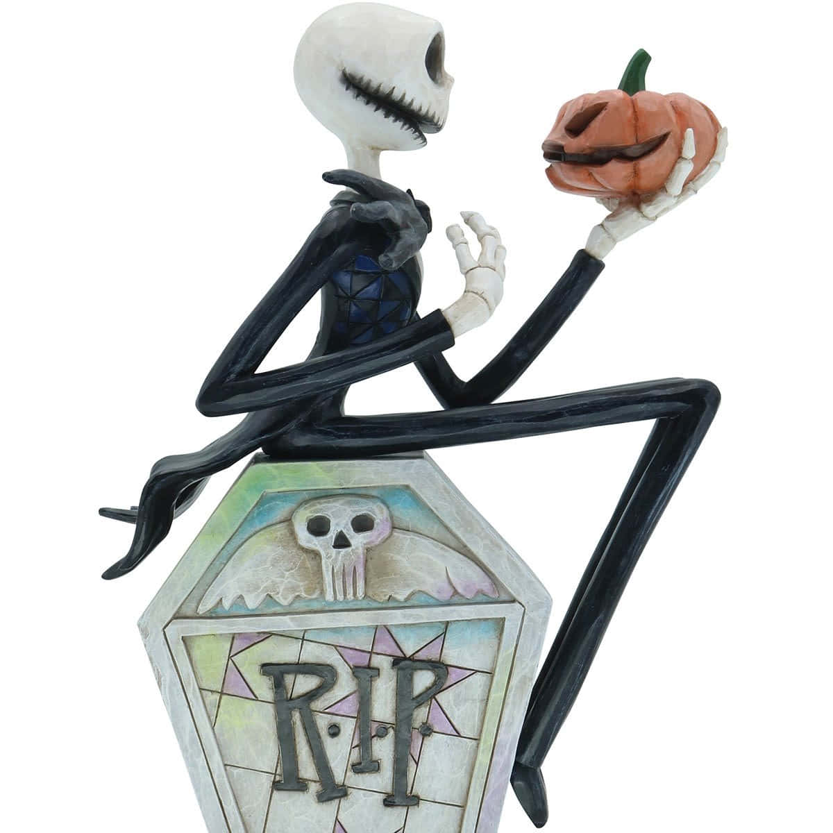傑克·史克林頓 桌布 壁紙 — Jack Skellington 坐在墓碑上，手持一個雕刻南瓜，露出頑皮的笑容。