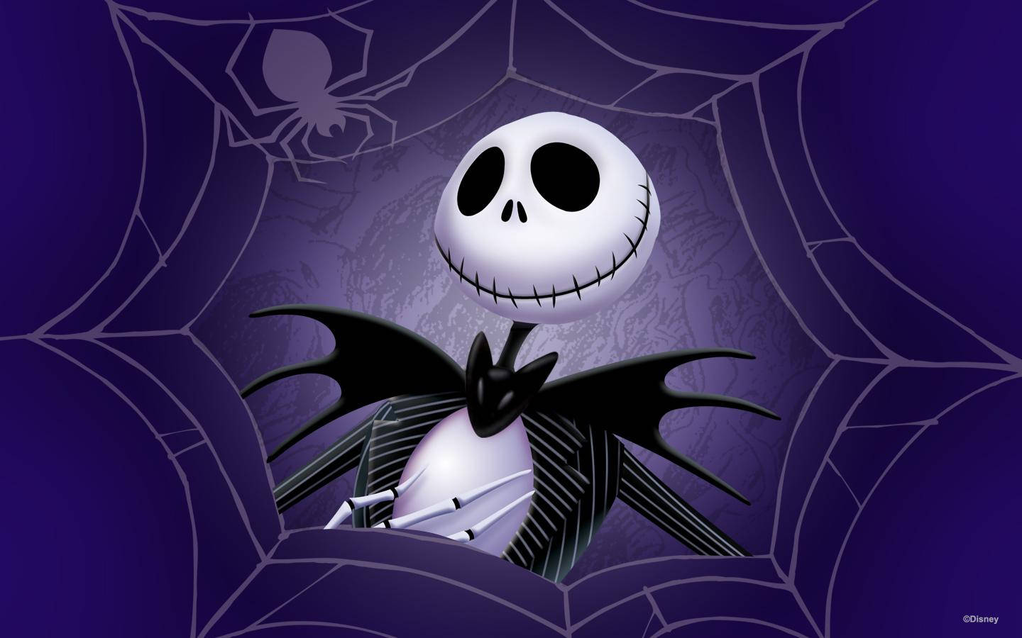 傑克·史克林頓 桌布 壁紙 — Jack Skellington 坐在一個大蜘蛛網上，背景是深紫色，上方有蜘蛛剪影。