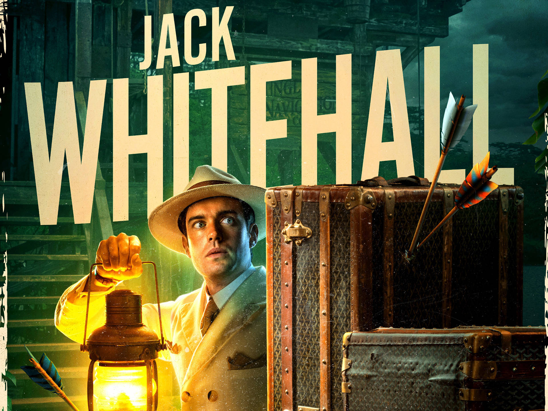 Jungle Cruise 桌布 壁紙 — Jack Whitehall 戴著軟呢帽，在黑暗的叢林環境中，手持發光燈籠，旁邊是被箭刺穿的復古行李箱。