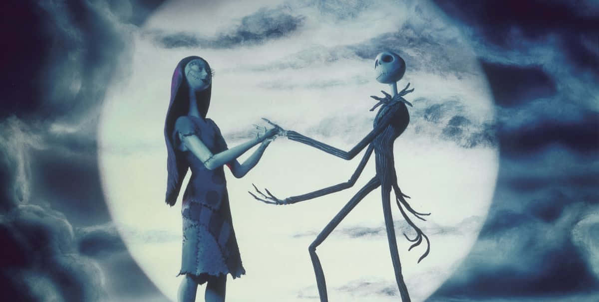 傑克·史克林頓 桌布 壁紙 — Jack 和 Sally 在《聖誕夜驚魂》的黑暗多雲天空下，滿月下跳舞。