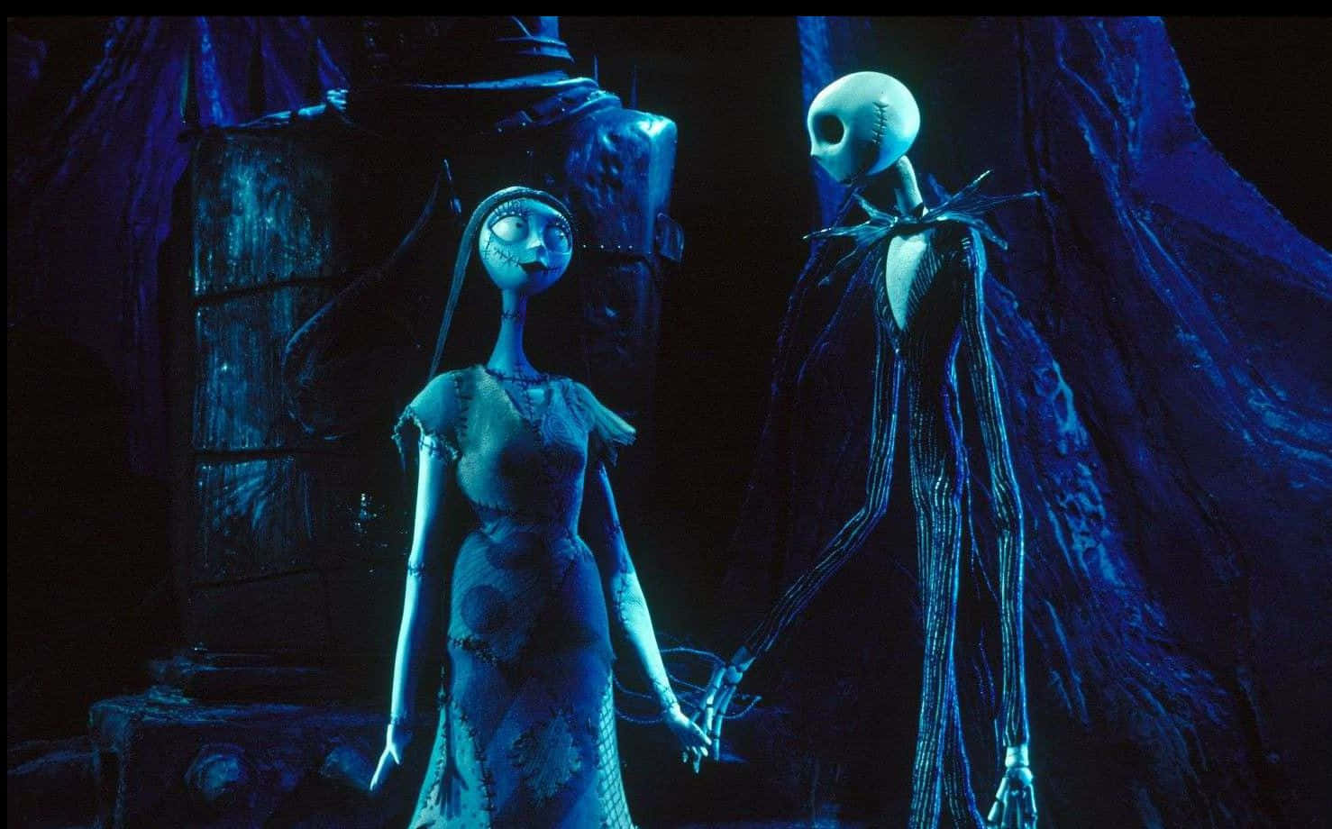 Jack 和 Sally 在深藍色哥德式環境中牽手。
