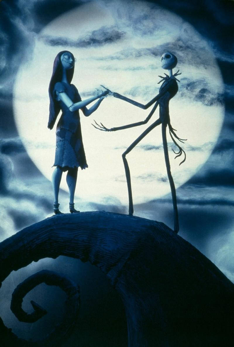 nightmare 桌布 壁紙 — Jack 和 Sally 站在螺旋形山丘上，在滿月下手牽手，營造出詭異浪漫的場景。