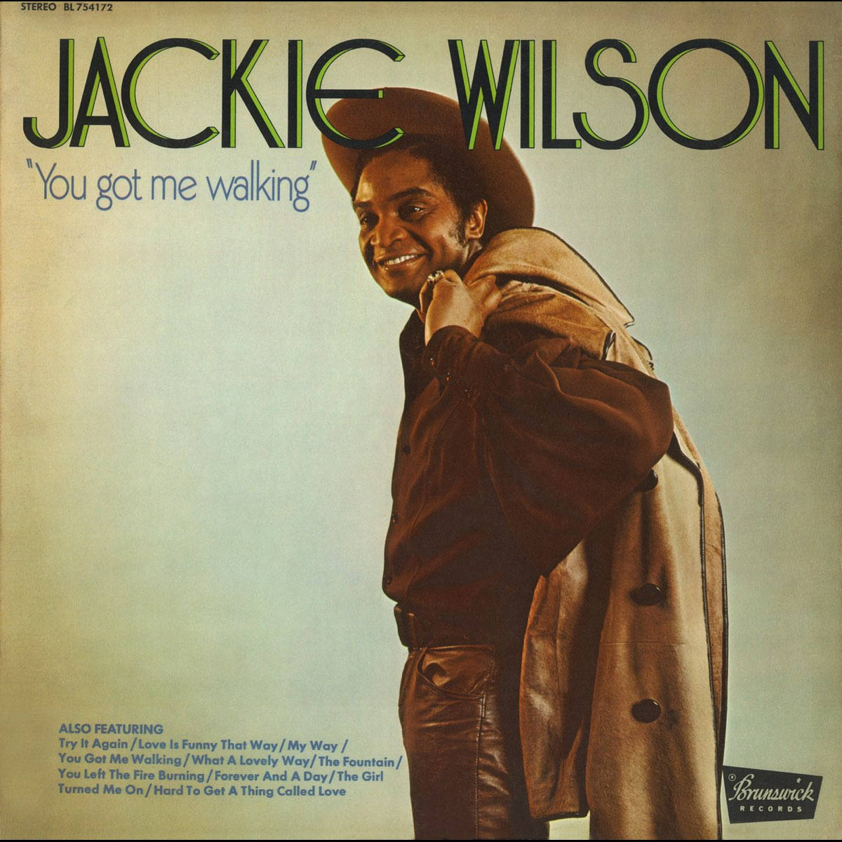 Singer 桌布 壁紙 — Jackie Wilson 戴著棕色帽子和外套，在柔和的漸變背景前溫暖微笑，出現在他的《You Got Me Walking》專輯封面上。