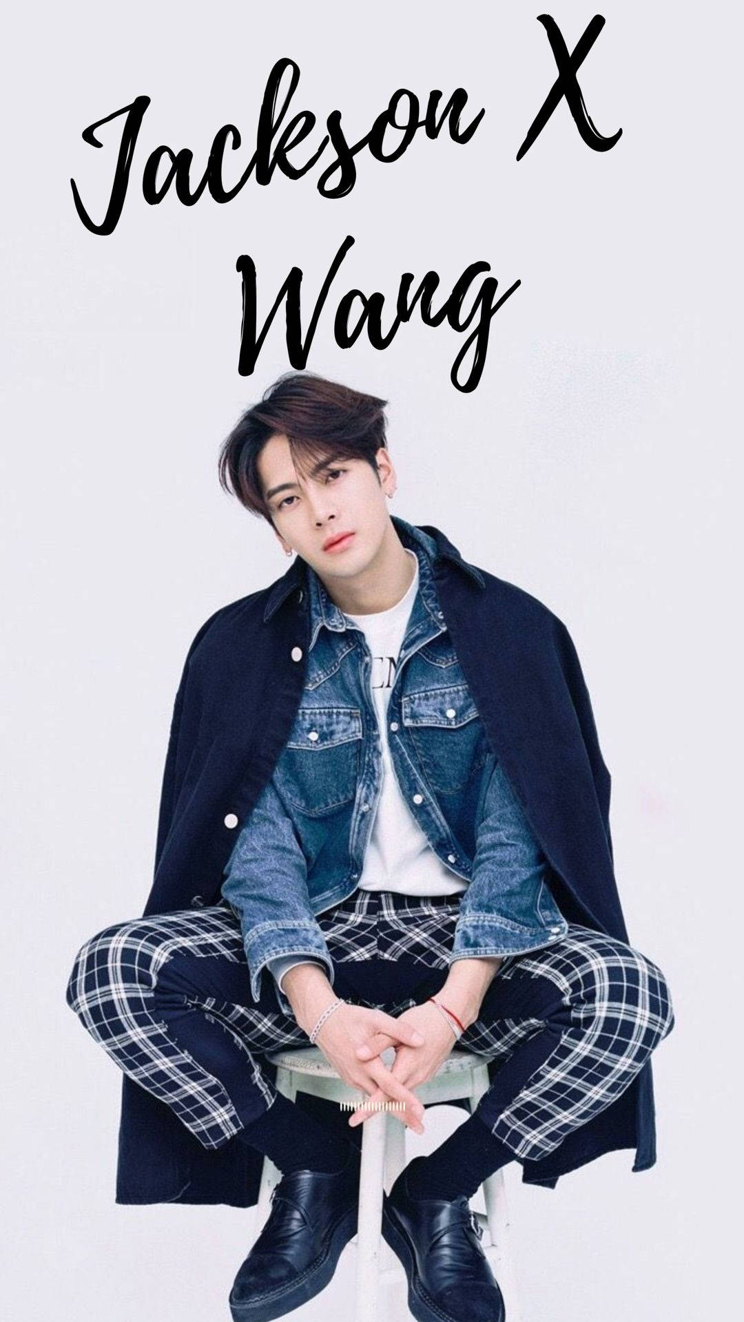 王嘉爾 桌布 壁紙 — Jackson Wang 隨意地坐在白色凳子上，穿著多層次牛仔布和格子褲，背景是純白色。