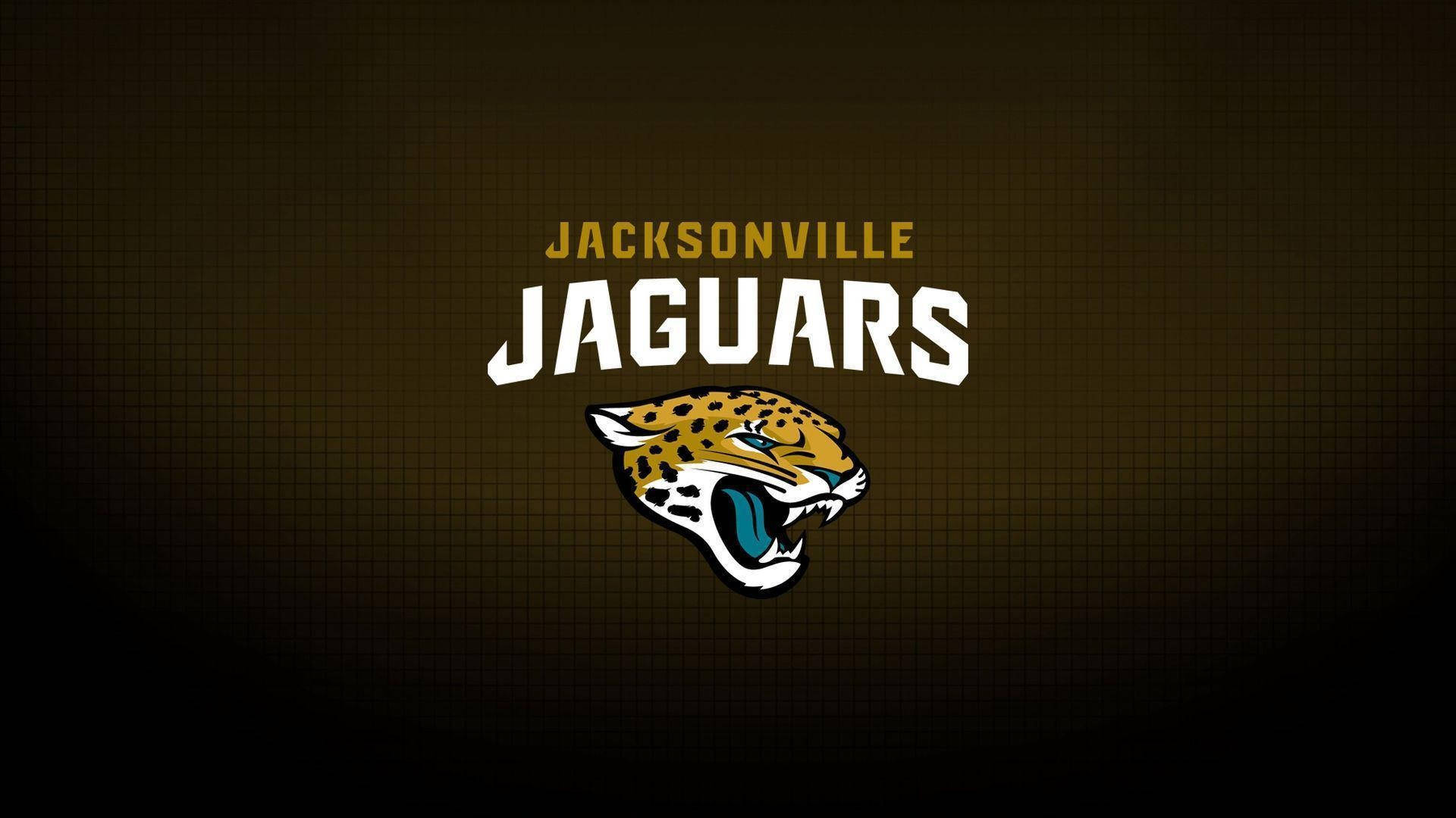 Jaguars 桌布 壁紙 — Jacksonville Jaguars 標誌，咆哮的美洲獅頭和球隊名稱以粗體白色和金色文字顯示在深色網格背景上。
