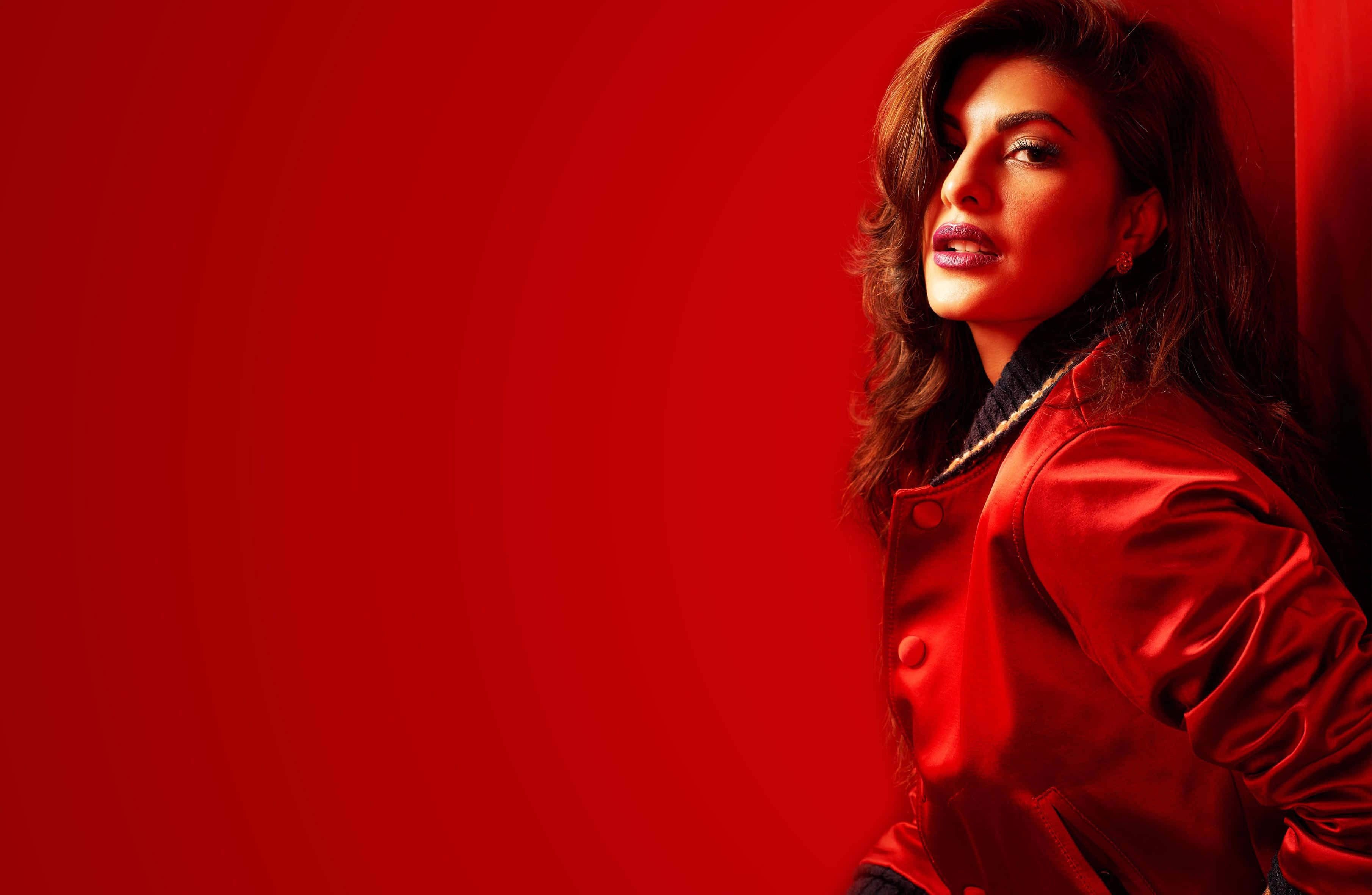 「Jacqueline Fernandez 是優雅、魅力與風采的美麗象徵。」 壁紙