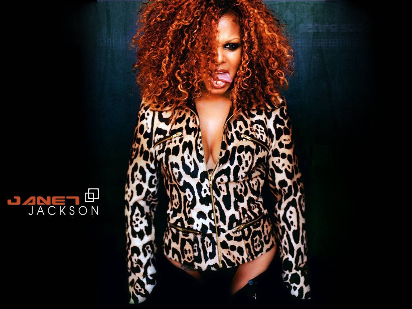Celebrity 桌布 壁紙 — Janet Jackson 一頭火紅捲髮，身穿豹紋外套，在黑暗背景下伸出舌頭。